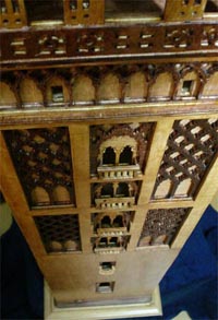 Balcones y adornos de la Giralda de madera calada