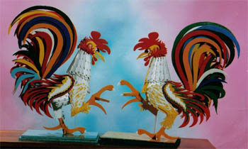 dos gallos de marquetera pintados de colores