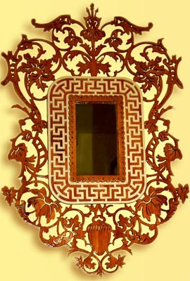 Marco de madera con motivos florales y greca para espejo o retrato