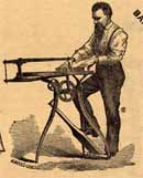 hombre del siglo XIX trabajando la madera con una sierra de calar