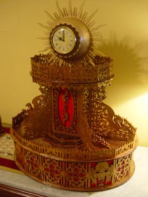 reloj Sol de madera calada con fieltro rojo y dragones